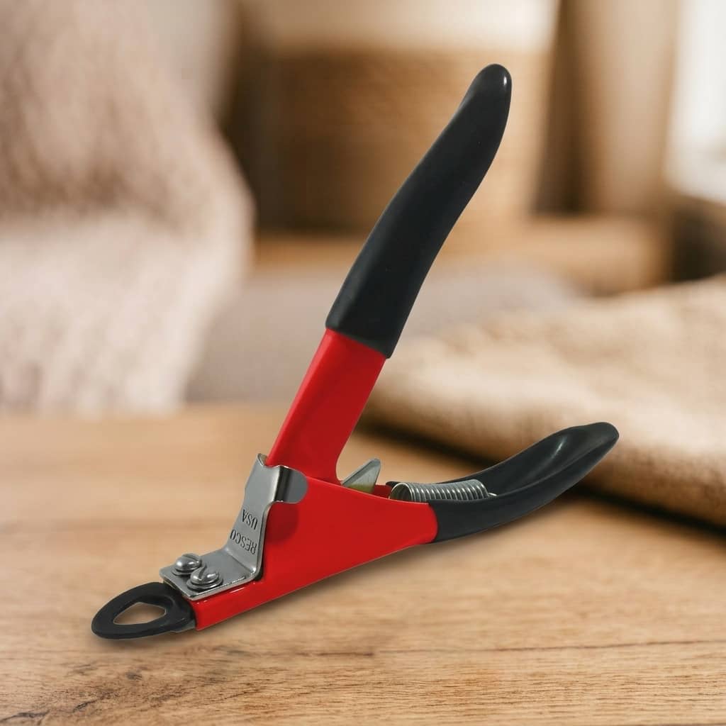 Guillotine-style cat nail clipper