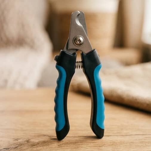 Plier-style cat nail clipper